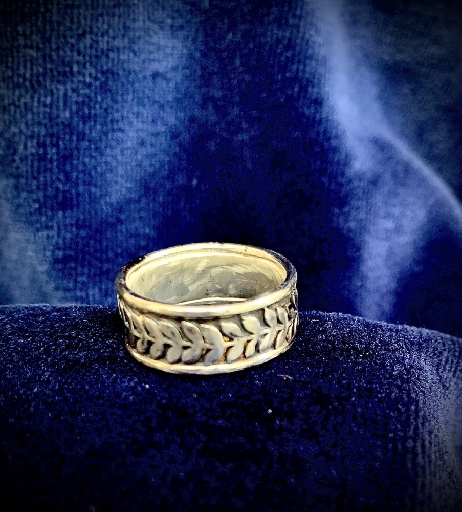 Zilveren ring met sierrand blaadjes