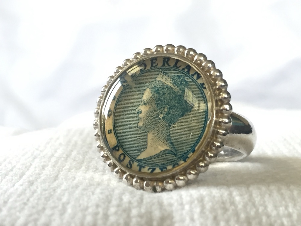 Zilveren ring postzegel Wilhelmina met parelrand