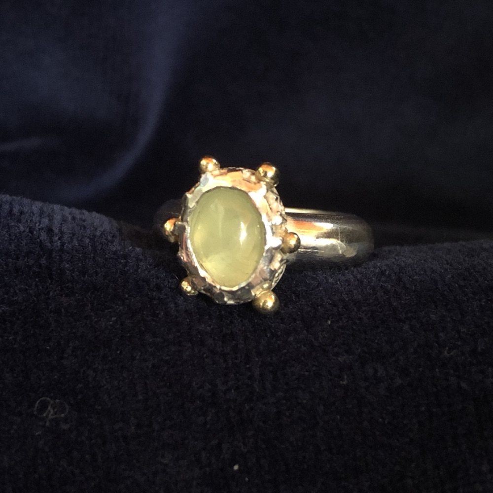 Zilveren ring met prasioliet cabochon, gouden bolletjes